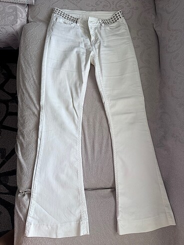 Beli zımbalı pantolon Que