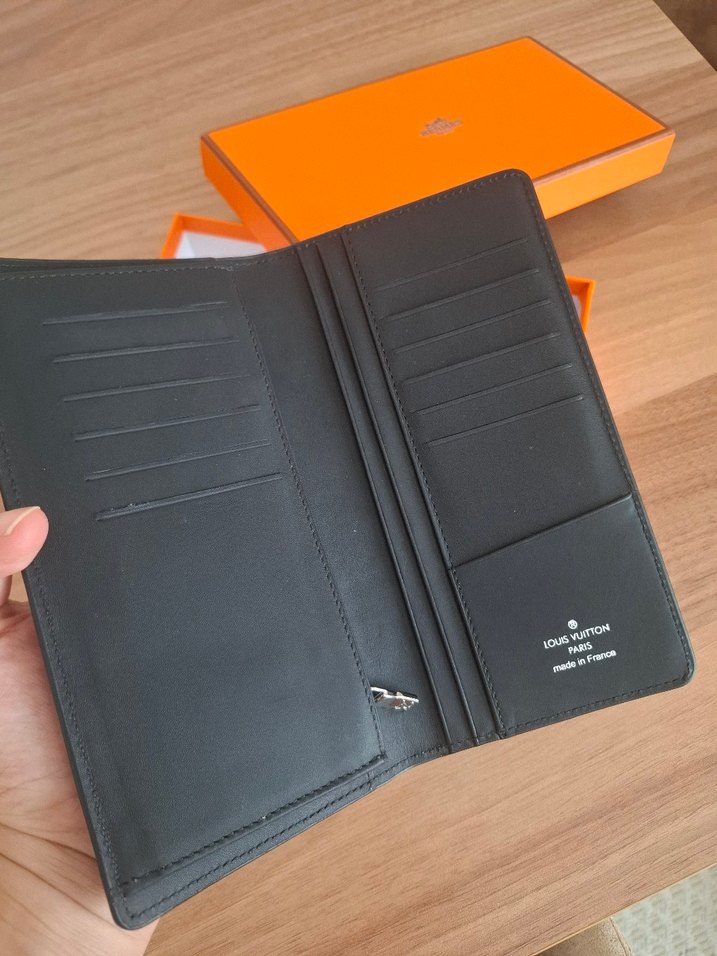 Louis Vuitton Uzun Kartlıklı Siyah Cüzdan - Görsel 4