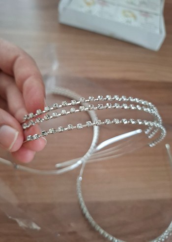 Beyaz Taşlı Metal Taç üçlü su yolu taç - Görsel 4