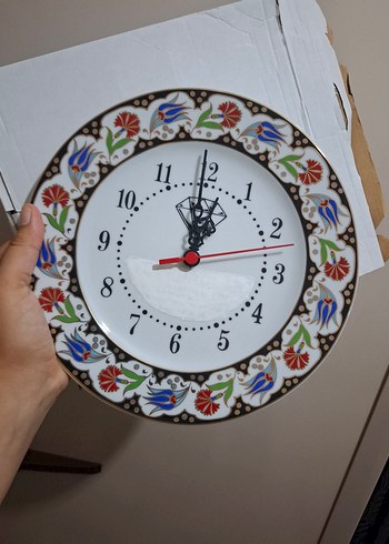 Diğer Renkli Çiçek Desenli Beyaz Duvar Saati