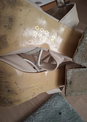 39 Beden Bej rengi taşlı bant detaylı kalın topuk stiletto sandalet