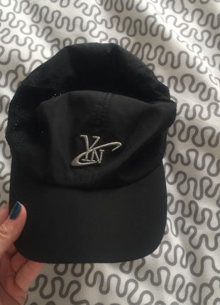 Siyah spor şapka