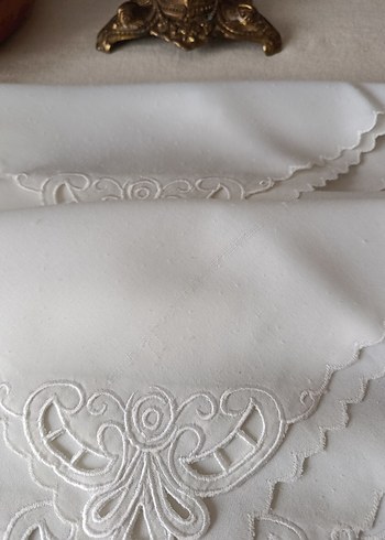 Nakışlı Beyaz Vintage Masa Örtüsü - Görsel 4