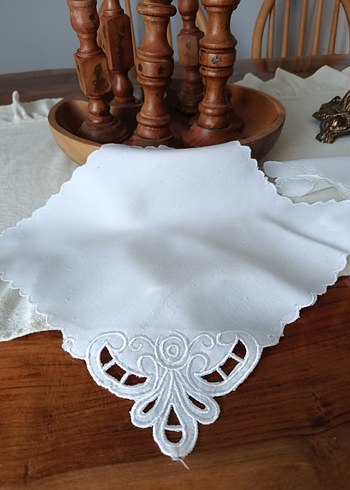 Nakışlı Beyaz Vintage Masa Örtüsü - Görsel 2