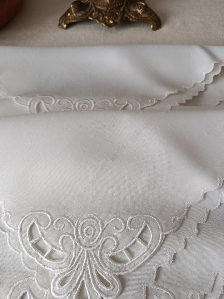 Nakışlı Beyaz Vintage Masa Örtüsü - Görsel 4
