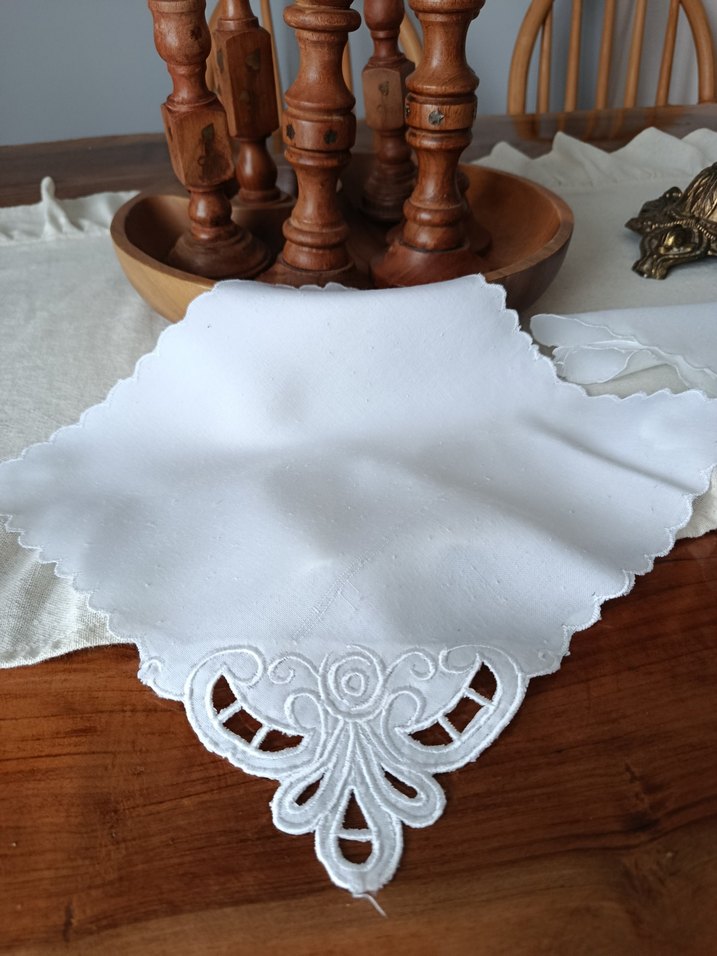 Nakışlı Beyaz Vintage Masa Örtüsü - Görsel 2