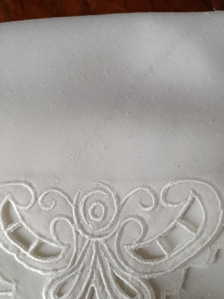 Nakışlı Beyaz Vintage Masa Örtüsü - Görsel 5