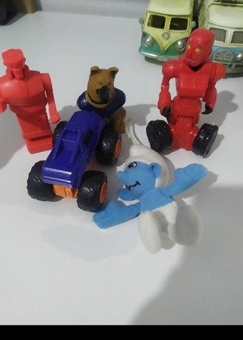 Renkli Oyuncak Figürler ve Mavi Oyuncak Traktör - Görsel 2