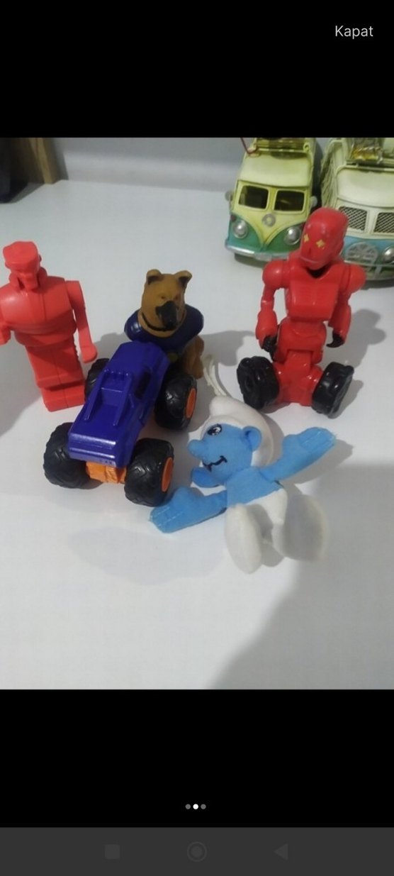 Renkli Oyuncak Figürler ve Mavi Oyuncak Traktör - Görsel 2