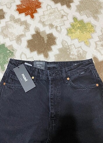 MAVİ ETİKETLİ SİYAH JEAN