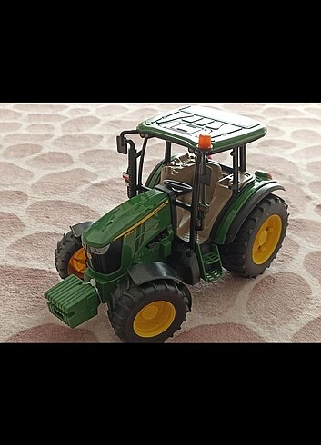 Bruder John Deere 5115M Traktör