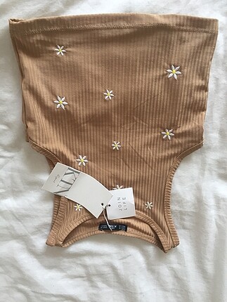 Etiketli papatya desenli crop