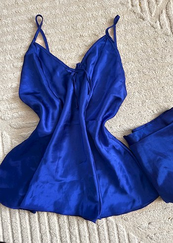 Mavi Parlak Uzun Askılı Kadın Pijama Takımı