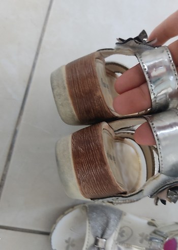 32 Beden Kız Çocuk Gri Bej Tokalı Terlik