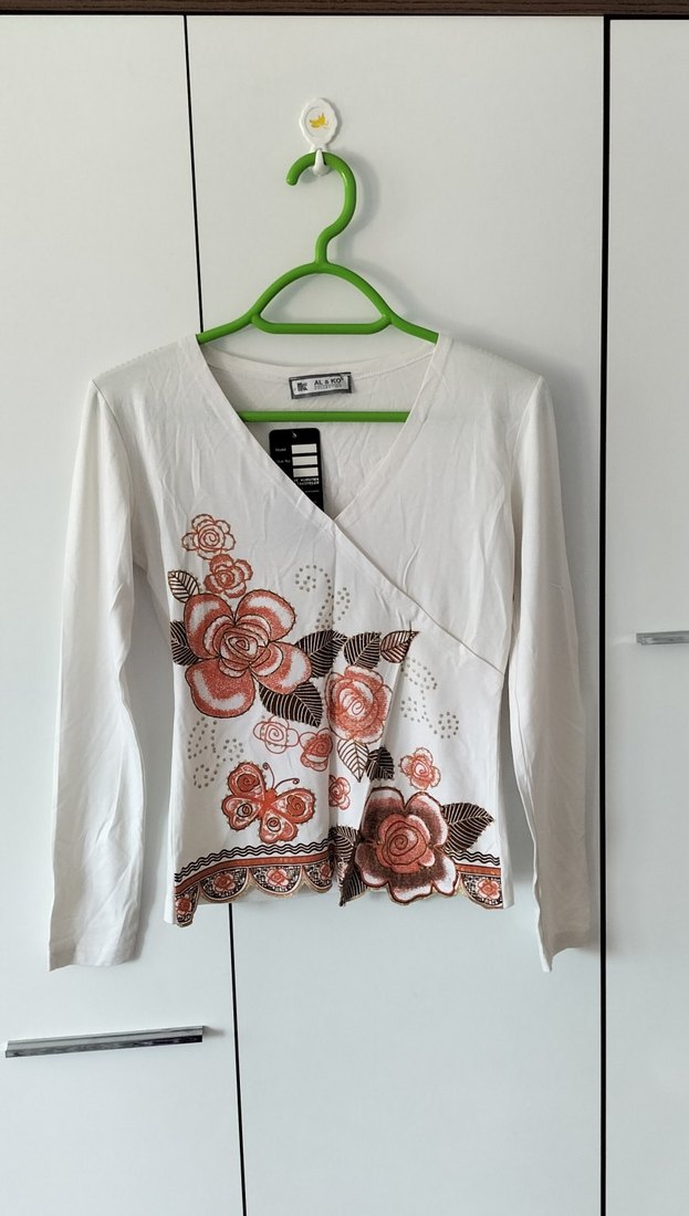 Çiçek Desenli Beyaz V Yaka Kadın Gömlek - Görsel 4