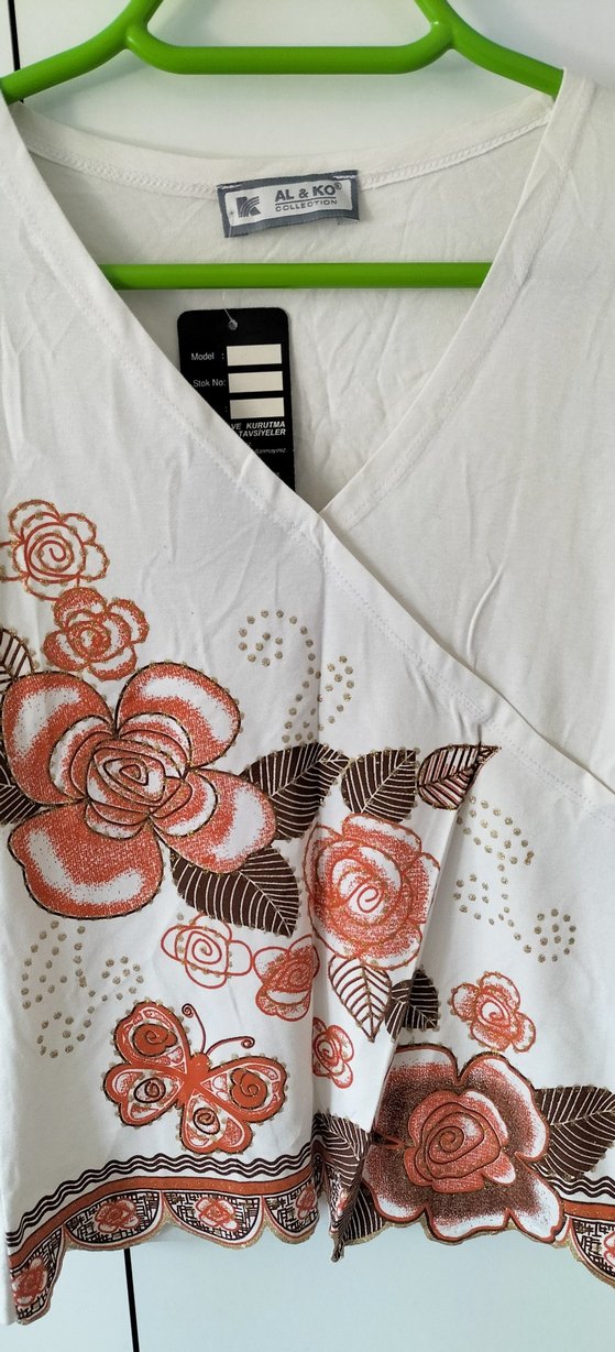 Çiçek Desenli Beyaz V Yaka Kadın Gömlek - Görsel 2