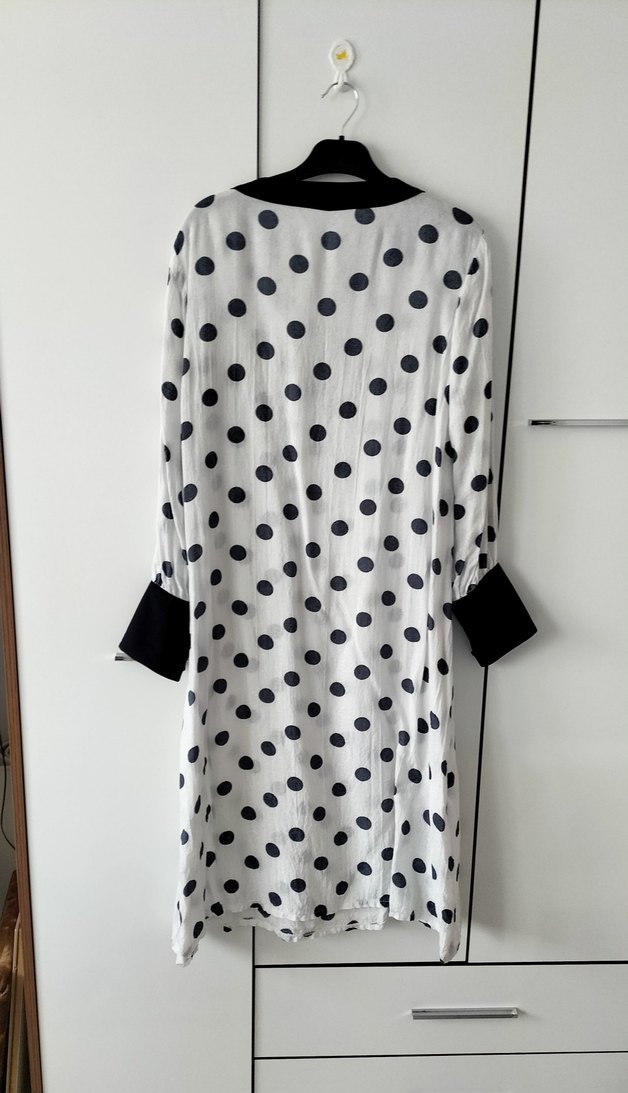 Uzun Kollu Puantiyeli V Yaka Kadın Tunik - Görsel 2