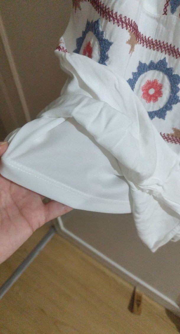 Nakışlı, Fırfırlı Beyaz Mini Elbise - Görsel 2