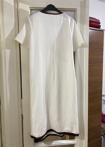 Nakışlı V Yaka Beyaz Elbise - Görsel 4