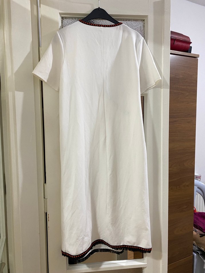 Nakışlı V Yaka Beyaz Elbise - Görsel 4