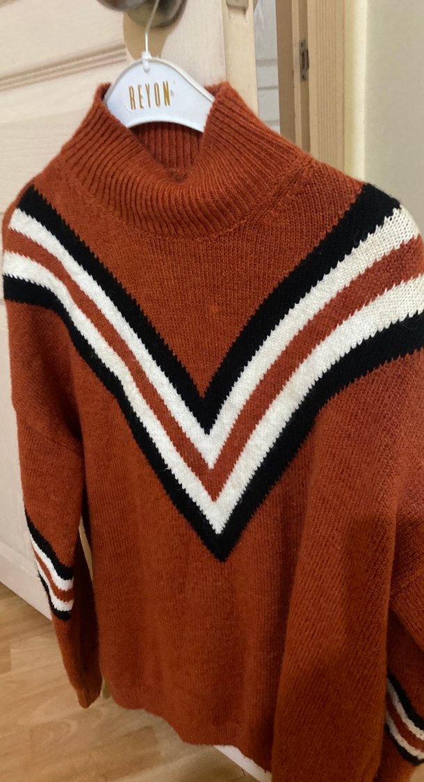 Kahverengi Çizgili Yüksek Yaka Kadın Kazak - Görsel 2