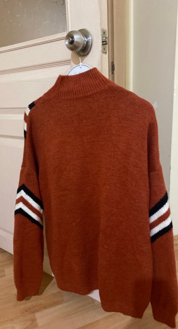 Kahverengi Çizgili Yüksek Yaka Kadın Kazak - Görsel 3