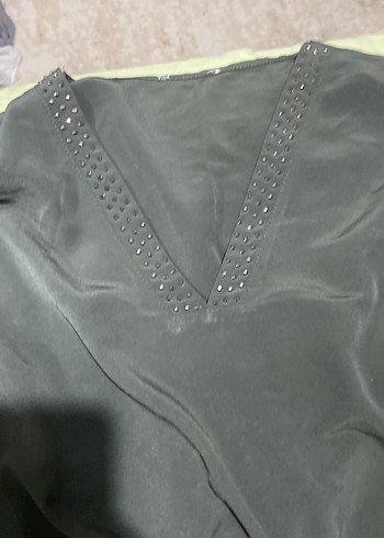 Düğmeli V Yaka Gri Saten Bluz - Görsel 2