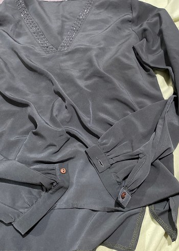 Düğmeli V Yaka Gri Saten Bluz - Görsel 4