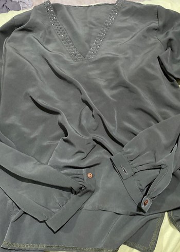 Düğmeli V Yaka Gri Saten Bluz - Görsel 3