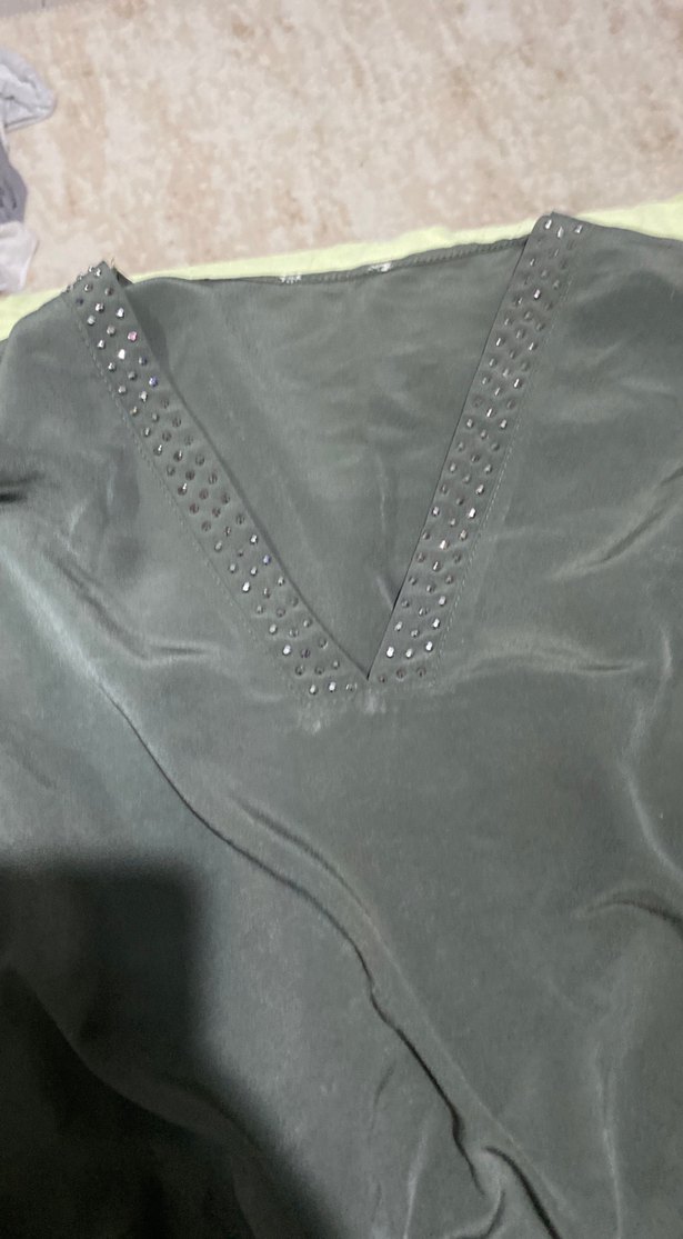 Düğmeli V Yaka Gri Saten Bluz - Görsel 2