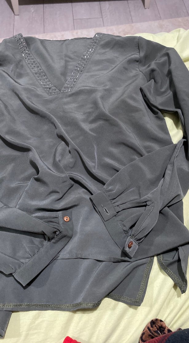 Düğmeli V Yaka Gri Saten Bluz - Görsel 4