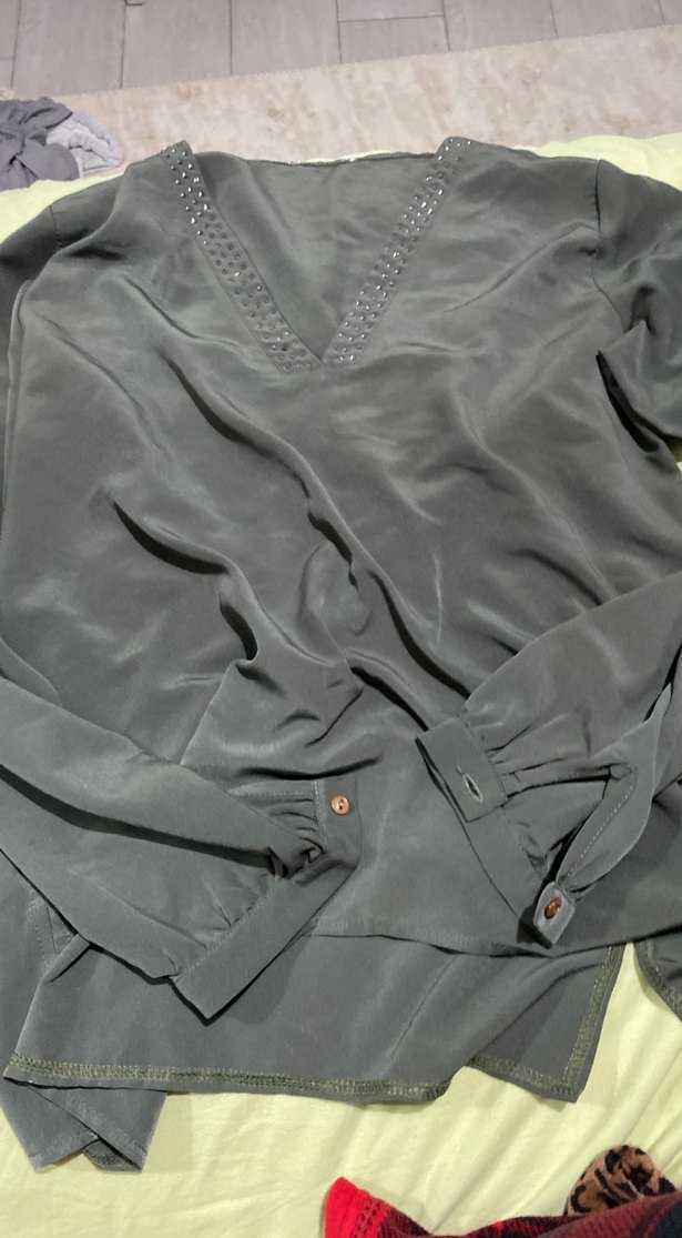 Düğmeli V Yaka Gri Saten Bluz - Görsel 3