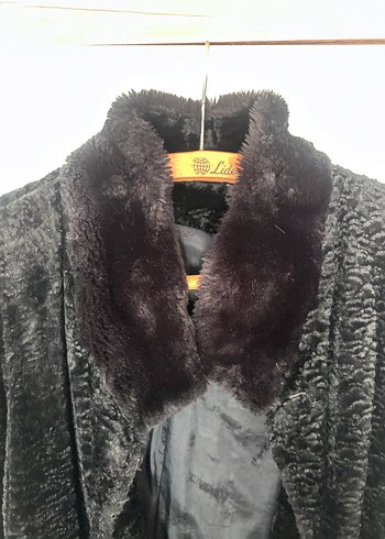 Uzun Siyah Suni Kürk Detaylı Kadın Kaban - Görsel 3