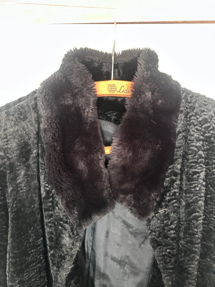 Uzun Siyah Suni Kürk Detaylı Kadın Kaban - Görsel 3