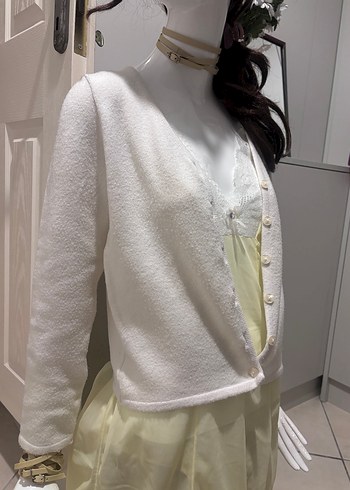 Dantel Detaylı Beyaz Kısa Kadın Hırka - Görsel 3