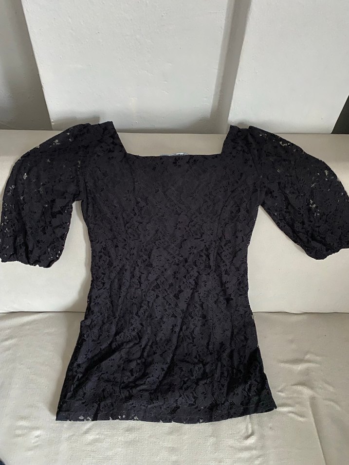 Dantel detaylı düğmeli siyah elbise - Görsel 2