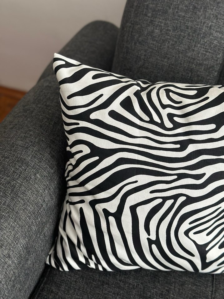 Gri Zebra Desenli Dekoratif kırlent kılıfı - Görsel 3