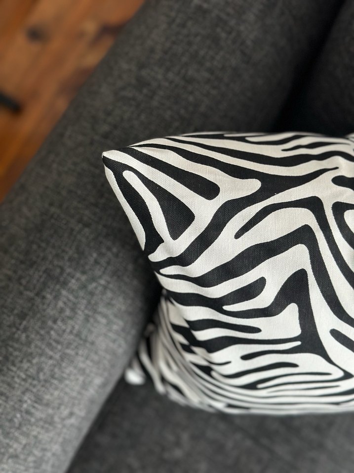 Gri Zebra Desenli Dekoratif kırlent kılıfı - Görsel 2