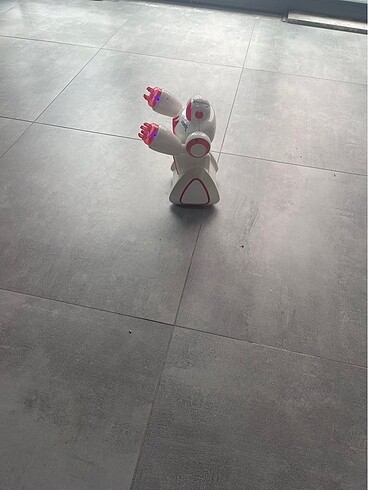 Konuşan yürüyen müzikli ışıklı robot