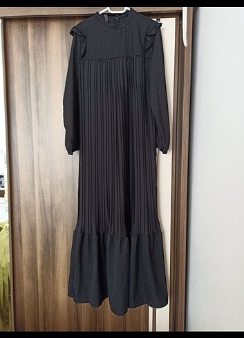 Siyah Robadan Piliseli Elbise