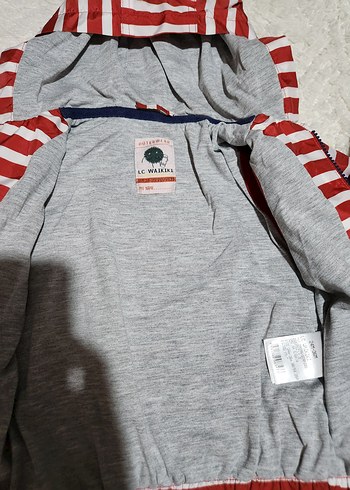 Kırmızı Kapüşonlu Erkek Çocuk Yağmurluk - Görsel 4