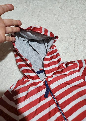 Kırmızı Kapüşonlu Erkek Çocuk Yağmurluk - Görsel 3