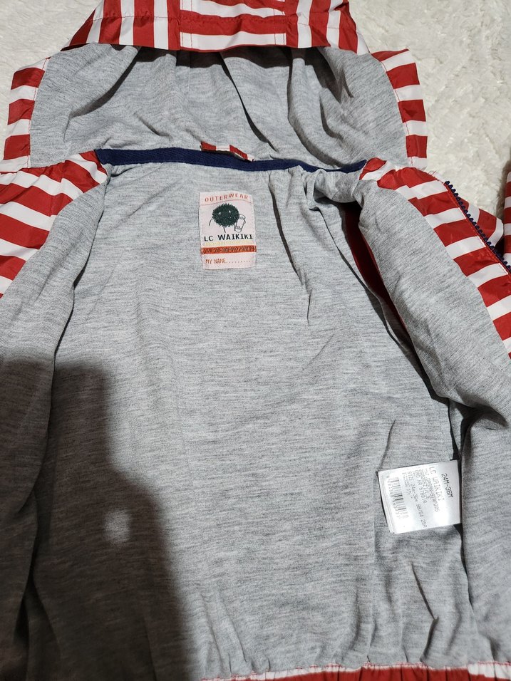 Kırmızı Kapüşonlu Erkek Çocuk Yağmurluk - Görsel 4