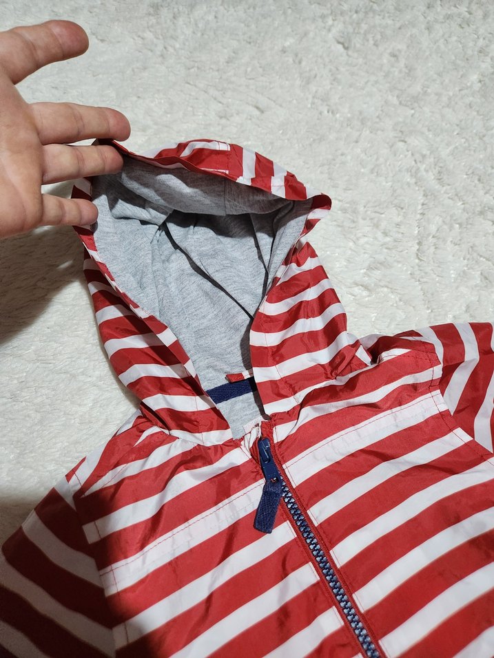 Kırmızı Kapüşonlu Erkek Çocuk Yağmurluk - Görsel 3