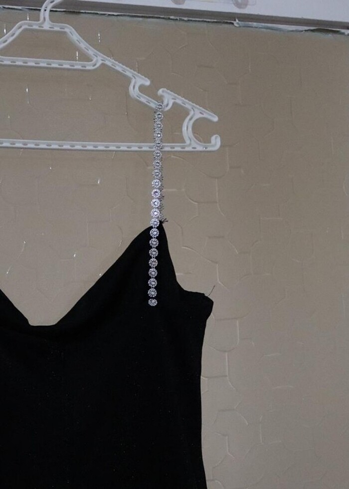 Yırtmaçlı az simli elbise - Görsel 2