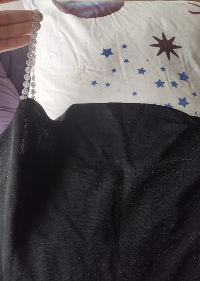 Yırtmaçlı az simli elbise - Görsel 4