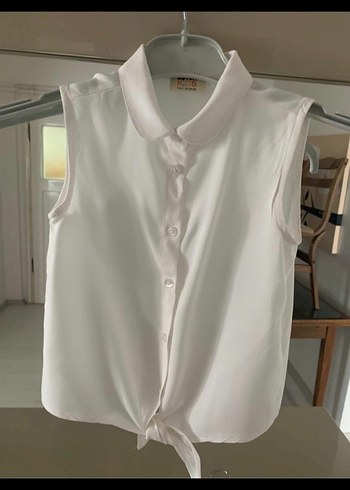 Düğmeli Beyaz Kolsuz Kadın Gömlek - Görsel 2