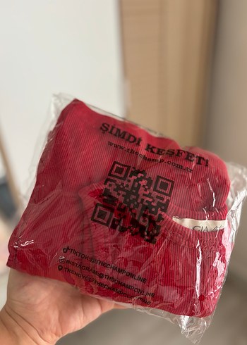 Kırmızı Uzun Yüksek Yakalı Kolsuz Elbise - Görsel 4