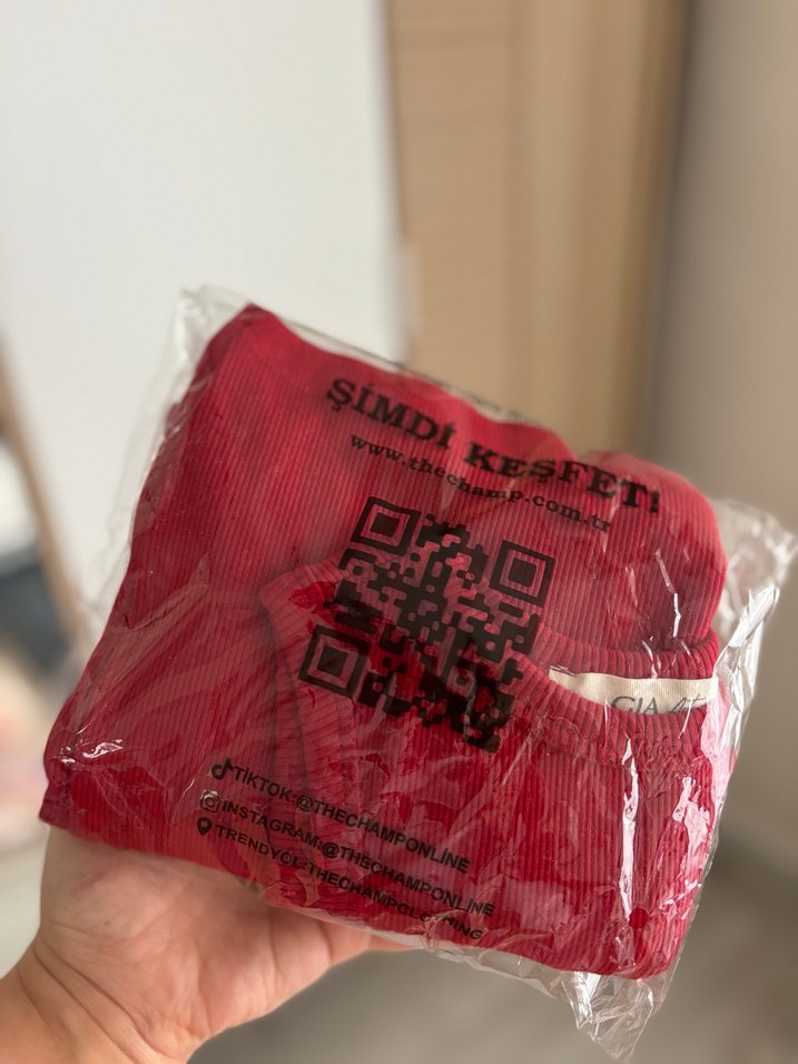 Kırmızı Uzun Yüksek Yakalı Kolsuz Elbise - Görsel 4