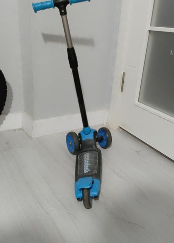 Çocuklar için renkli mavi scooter - Görsel 2